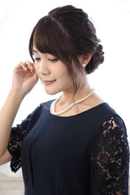 ネイビーのレース袖ウエストタック入りドレス