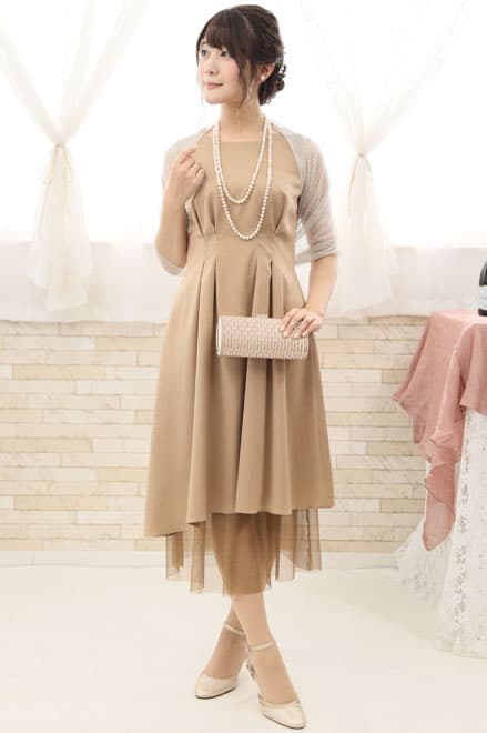 ベージュのチュール付きノースリーブドレス