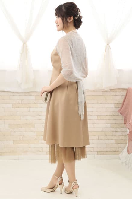 ベージュのチュール付きノースリーブドレス