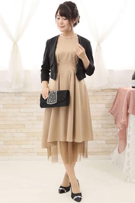 ベージュのチュール付きノースリーブドレス