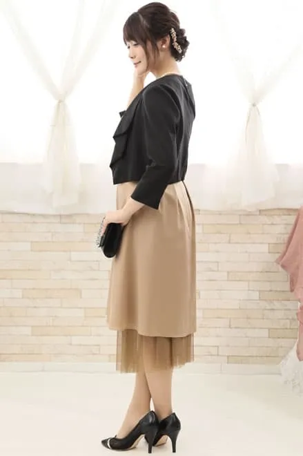 ベージュのチュール付きノースリーブドレス