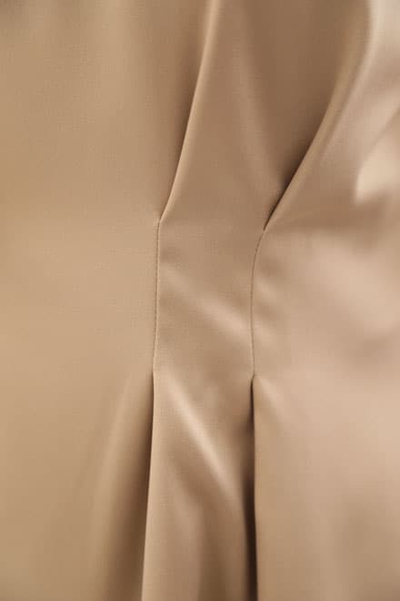 ベージュのチュール付きノースリーブドレス