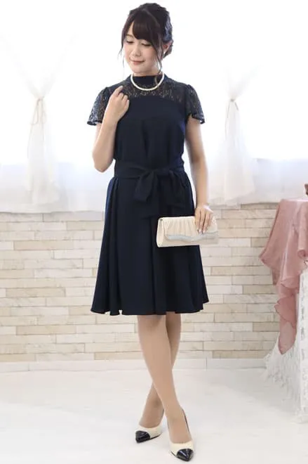 ネイビーのデコルテレースハイネックドレス