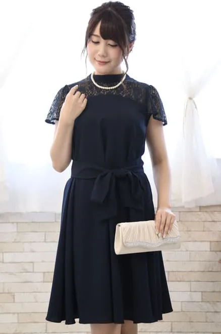 ネイビーのデコルテレースハイネックドレス