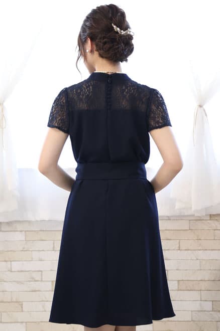 ネイビーのデコルテレースハイネックドレス