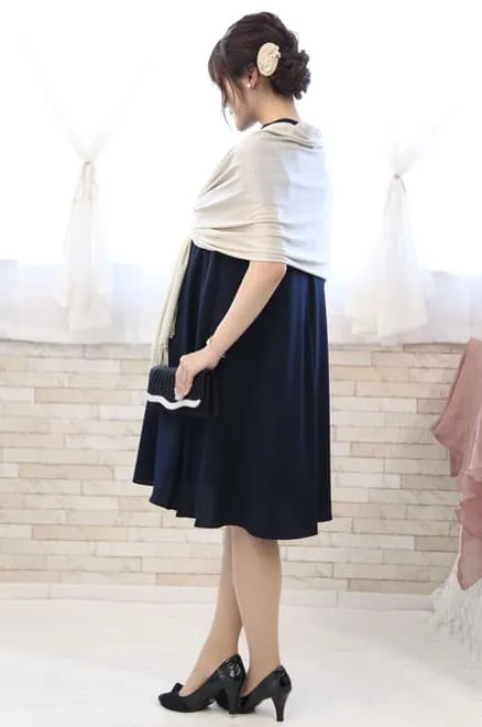 ネイビーのデコルテレースハイネックドレス