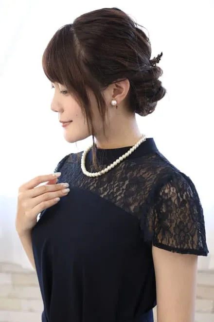 ネイビーのデコルテレースハイネックドレス