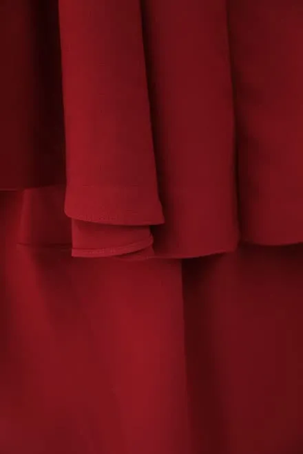 レッドの2wayケープ付きノースリーブドレス