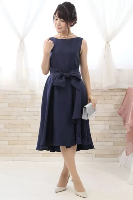 ネイビーのポイントレースウエストリボン付きドレス