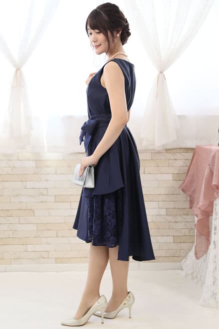 ネイビーのポイントレースウエストリボン付きドレス
