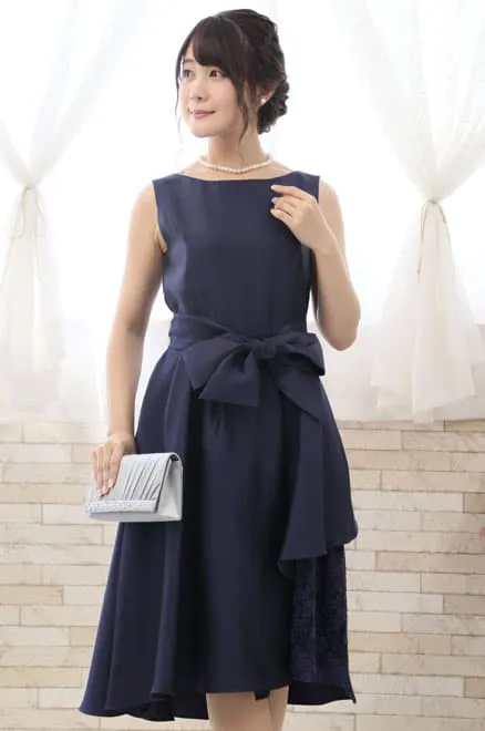 ネイビーのポイントレースウエストリボン付きドレス