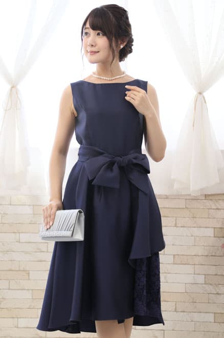 ネイビーのポイントレースウエストリボン付きドレス