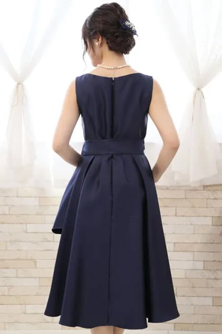 ネイビーのポイントレースウエストリボン付きドレス