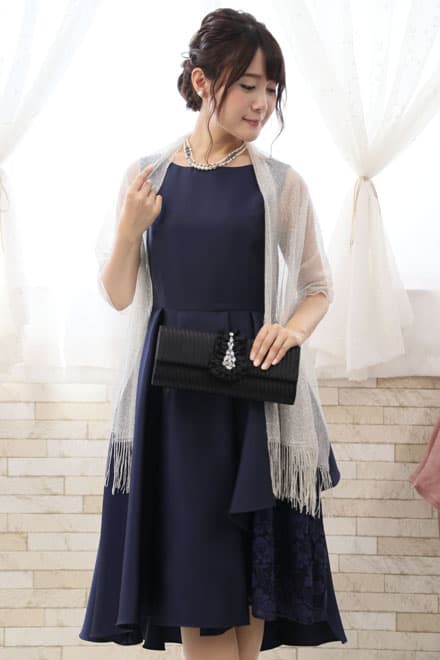 ネイビーのポイントレースウエストリボン付きドレス