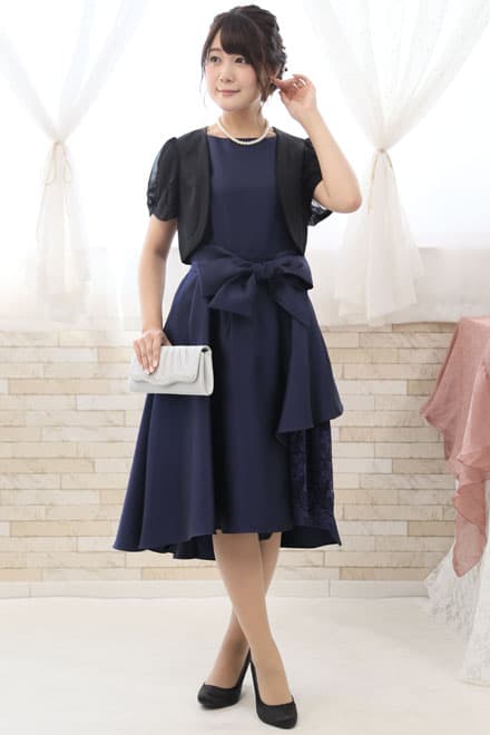ネイビーのポイントレースウエストリボン付きドレス