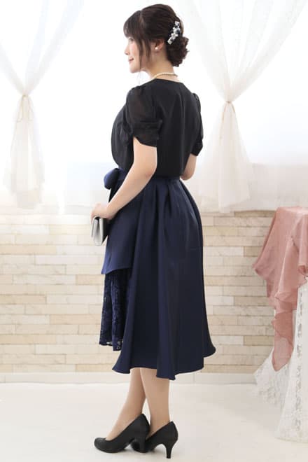 ネイビーのポイントレースウエストリボン付きドレス