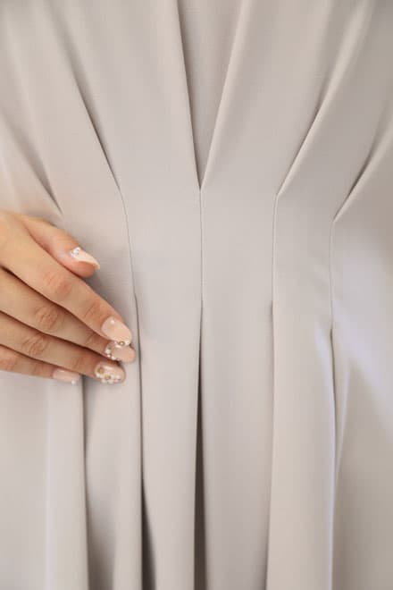 グレーのウエスト切替フィッシュアンドテールドレス