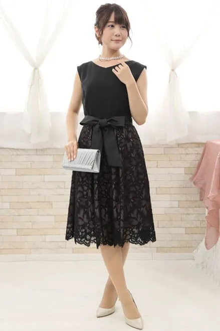 ブラックのウエスト切替え花柄レースドレス