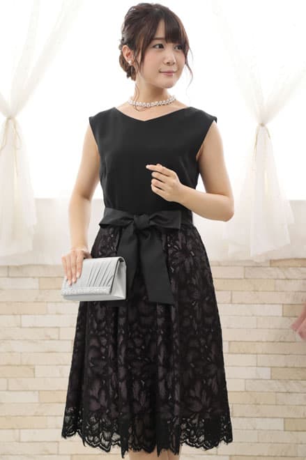 ブラックのウエスト切替え花柄レースドレス