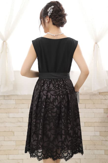 ブラックのウエスト切替え花柄レースドレス