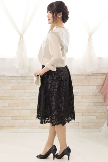 ブラックのウエスト切替え花柄レースドレス