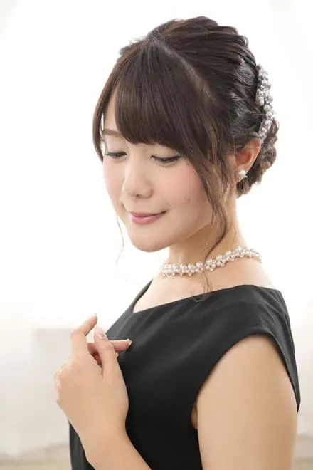 ブラックのウエスト切替え花柄レースドレス