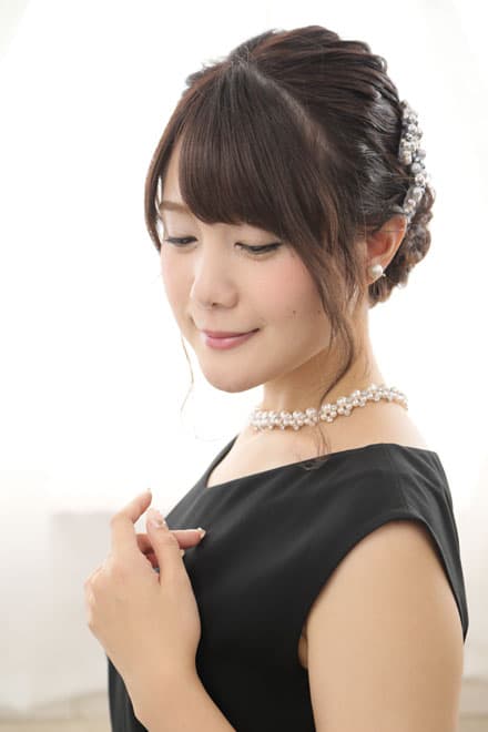 ブラックのウエスト切替え花柄レースドレス