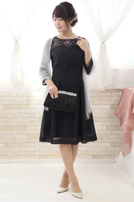 ネイビーのビスチェ風レースドレス