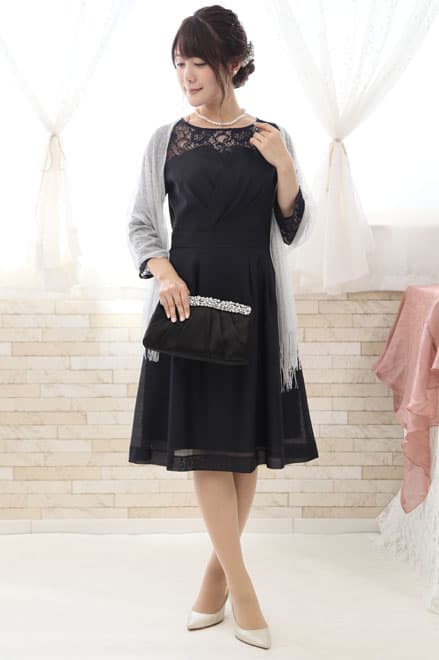 ネイビーのビスチェ風レースドレス