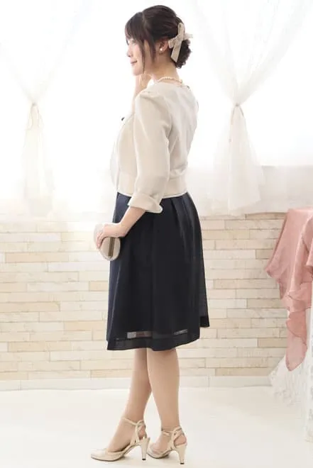 ネイビーのビスチェ風レースドレス