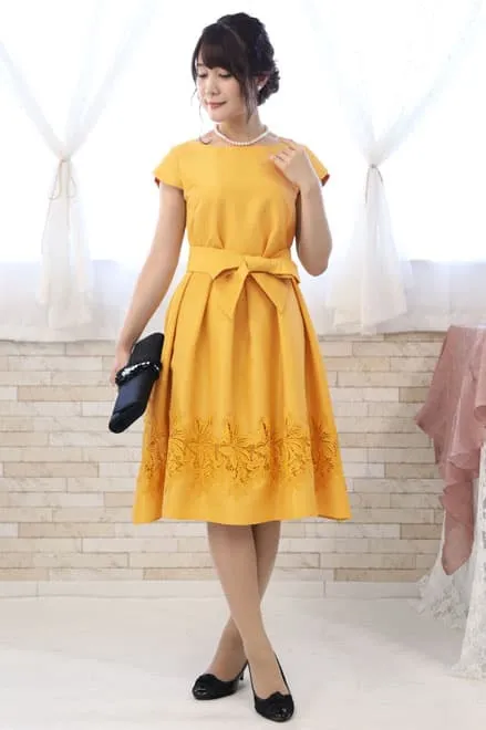 イエローのチューリップスリーブウエストリボン付きドレス