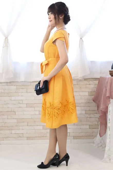イエローのチューリップスリーブウエストリボン付きドレス