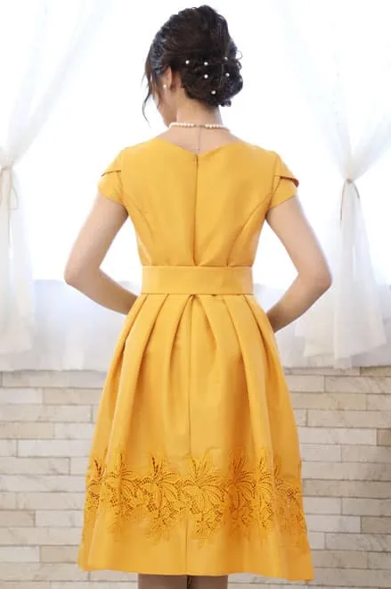 イエローのチューリップスリーブウエストリボン付きドレス