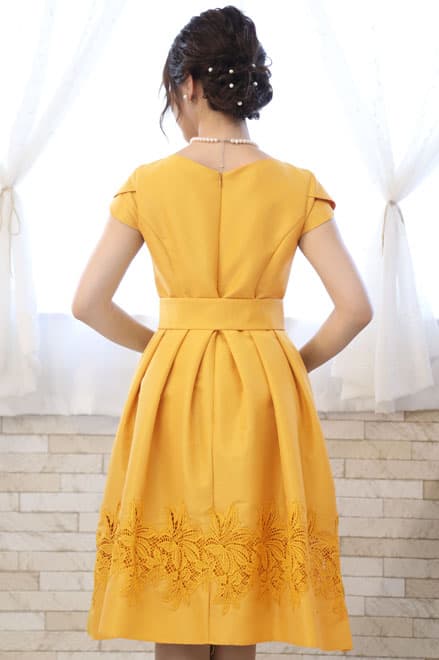 イエローのチューリップスリーブウエストリボン付きドレス
