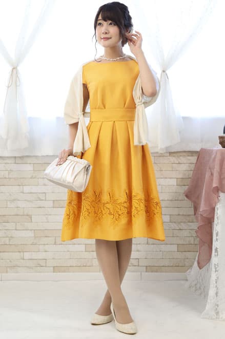 イエローのチューリップスリーブウエストリボン付きドレス