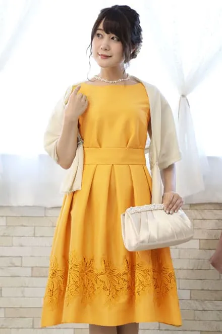 イエローのチューリップスリーブウエストリボン付きドレス
