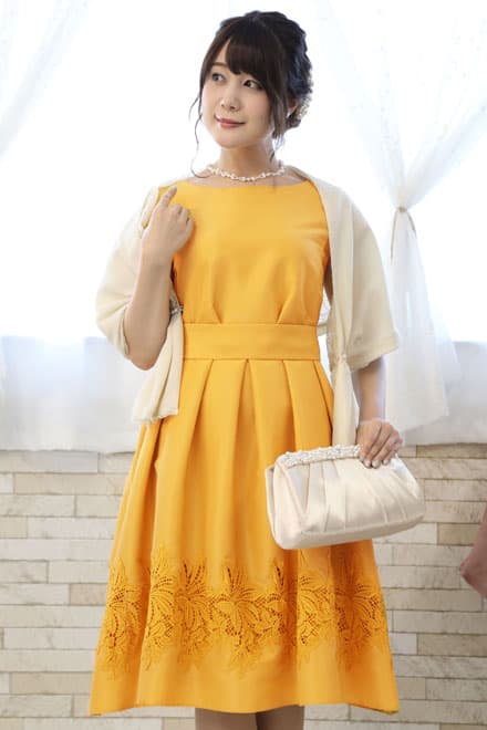 イエローのチューリップスリーブウエストリボン付きドレス