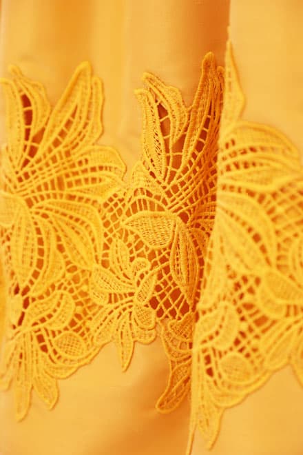 イエローのチューリップスリーブウエストリボン付きドレス