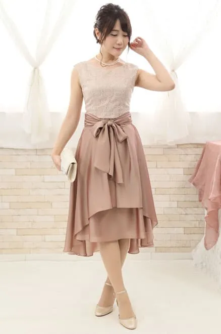 ピンクベージュの巻きスカートドレス
