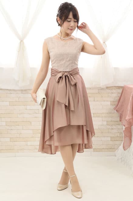 ピンクベージュの巻きスカートドレス