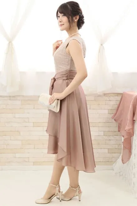 ピンクベージュの巻きスカートドレス