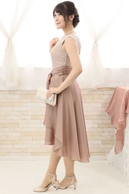 ピンクベージュの巻きスカートドレス