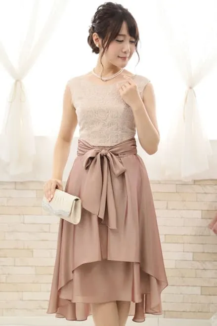 ピンクベージュの巻きスカートドレス
