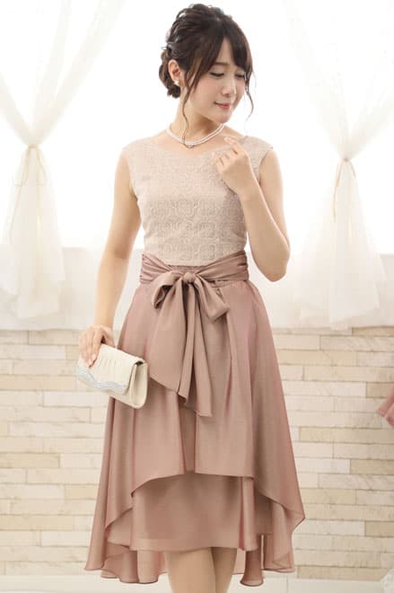 ピンクベージュの巻きスカートドレス
