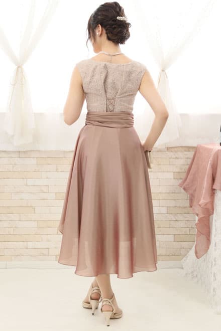 ピンクベージュの巻きスカートドレス