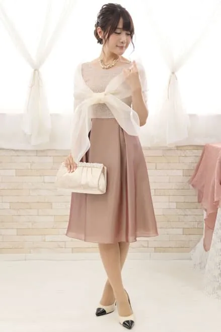 ピンクベージュの巻きスカートドレス