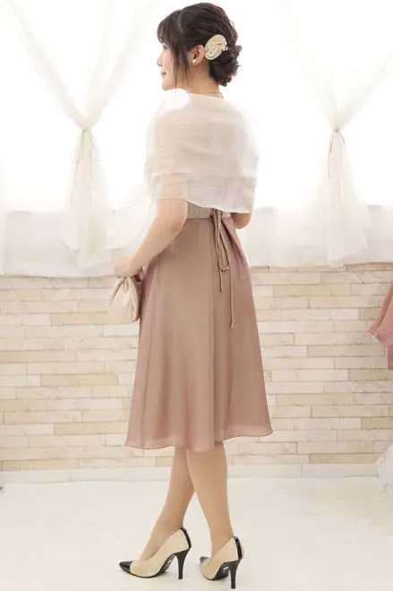 ピンクベージュの巻きスカートドレス