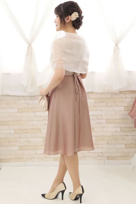 ピンクベージュの巻きスカートドレス