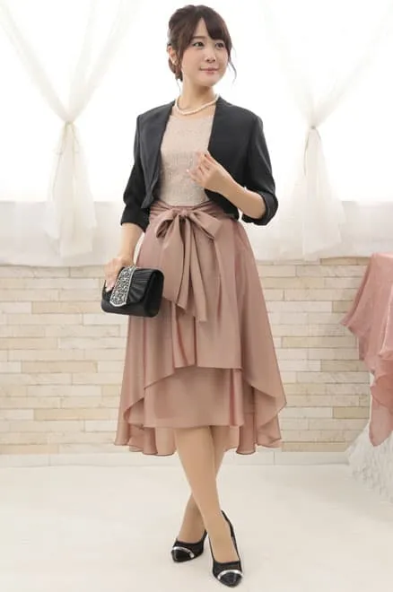 ピンクベージュの巻きスカートドレス