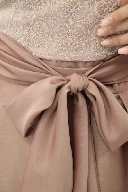 ピンクベージュの巻きスカートドレス